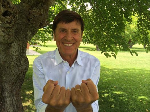 25 agosto, ore 13. Vi posto questa foto, mentre la nostra pagina supera un milione di fan. Se voi continuerete a seguire e a commentare senza annoiarvi, io andrò avanti con questo diario finché potrò o finché... non mi manderete a quel paese!  "Stiamo uniti"!