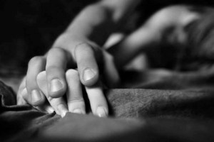 bad-black-and-white-couple-hold-hand-love-favim-com-160916